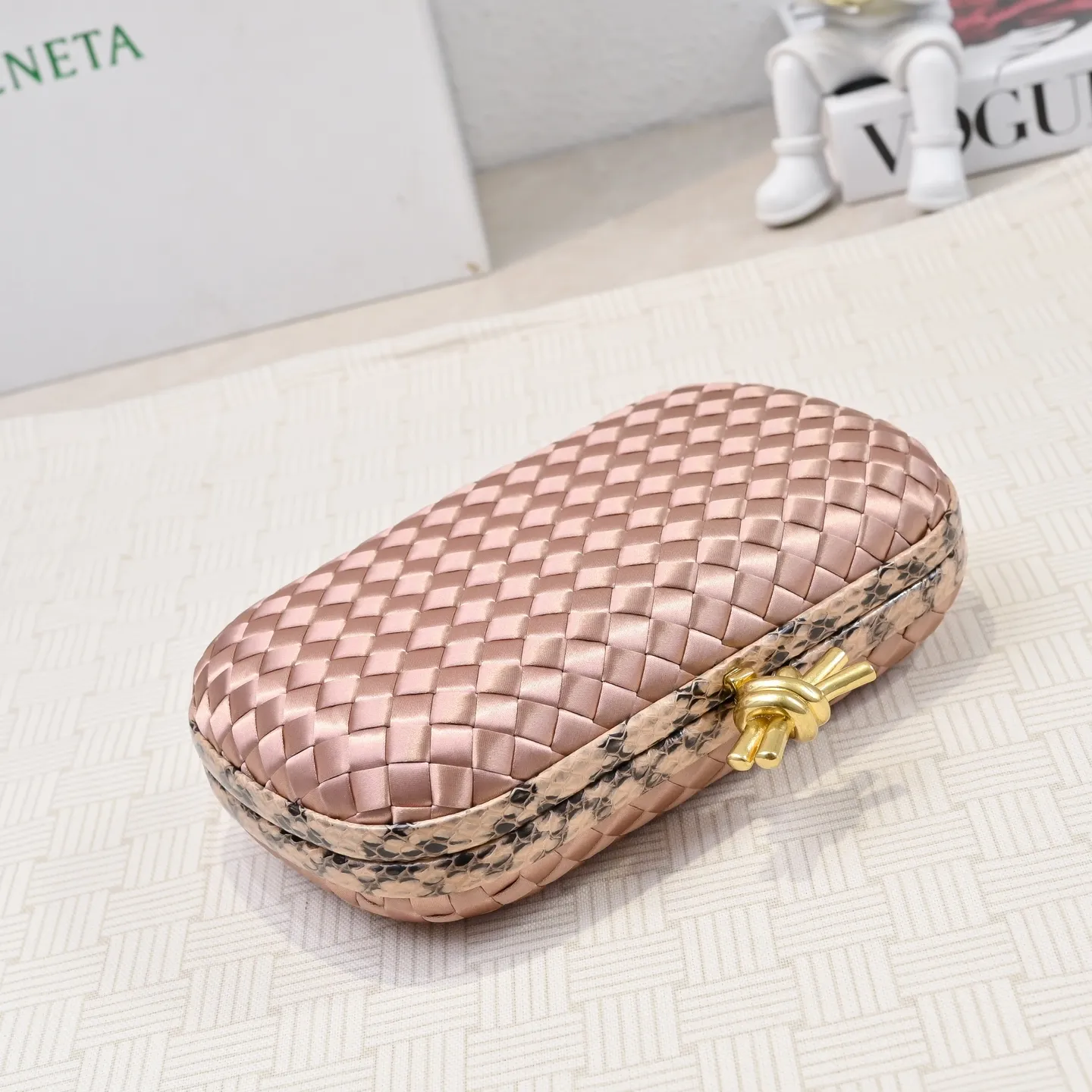Batch 1460 #BV Knot woven evening bag series ~ Each bag reveals exquisite elegance💫Iconic classic silk weaving➕snake skin trimming with knot buckle, soft and delicate feel. The design is small and exquisite, low-key without logo, elegant and elegant. Paired with evening dress or cheongsam, it has the atmosphere of a famous and wealthy lady. Full of aura and invincible texture💃 Model: 7622 Dimensions: 20x12x5.5